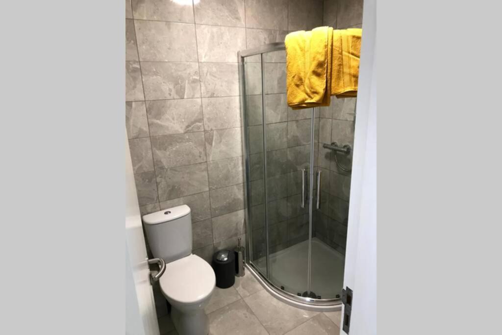 Stylish 3 Bed Apartment With Lough Atalia Views Galway Kültér fotó